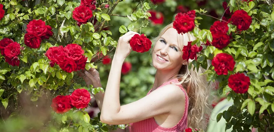 Frau mit Rosen